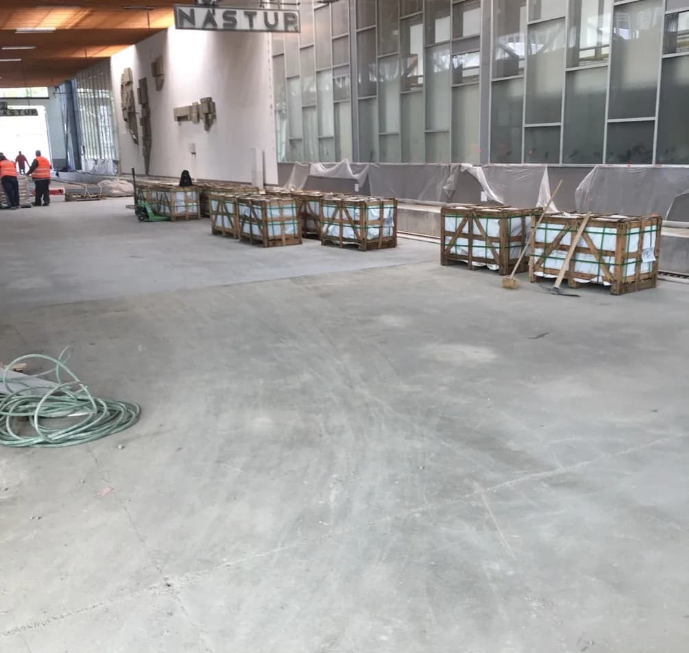 Nástupná hala stanice ozubnicovej železnice počas rekonštrukcie, pripravený materiál na pokládku podlahy